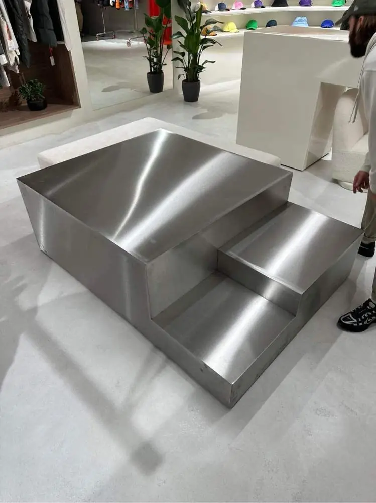 Mobilier en inox brossé fabriqué par ADUS pour une boutique
