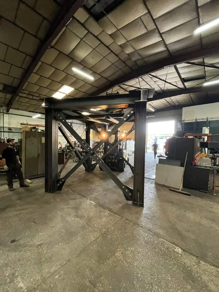 Structure métallique en profilés assemblée dans l'atelier ADUS