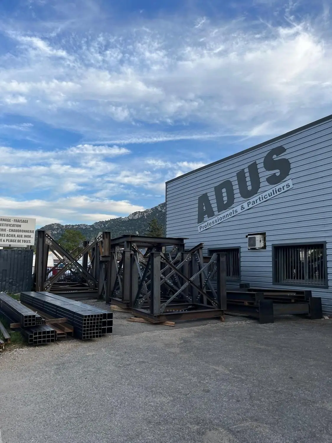 Le bâtiment ADUS à Aubagne avec des structures métalliques fabriquées sur place