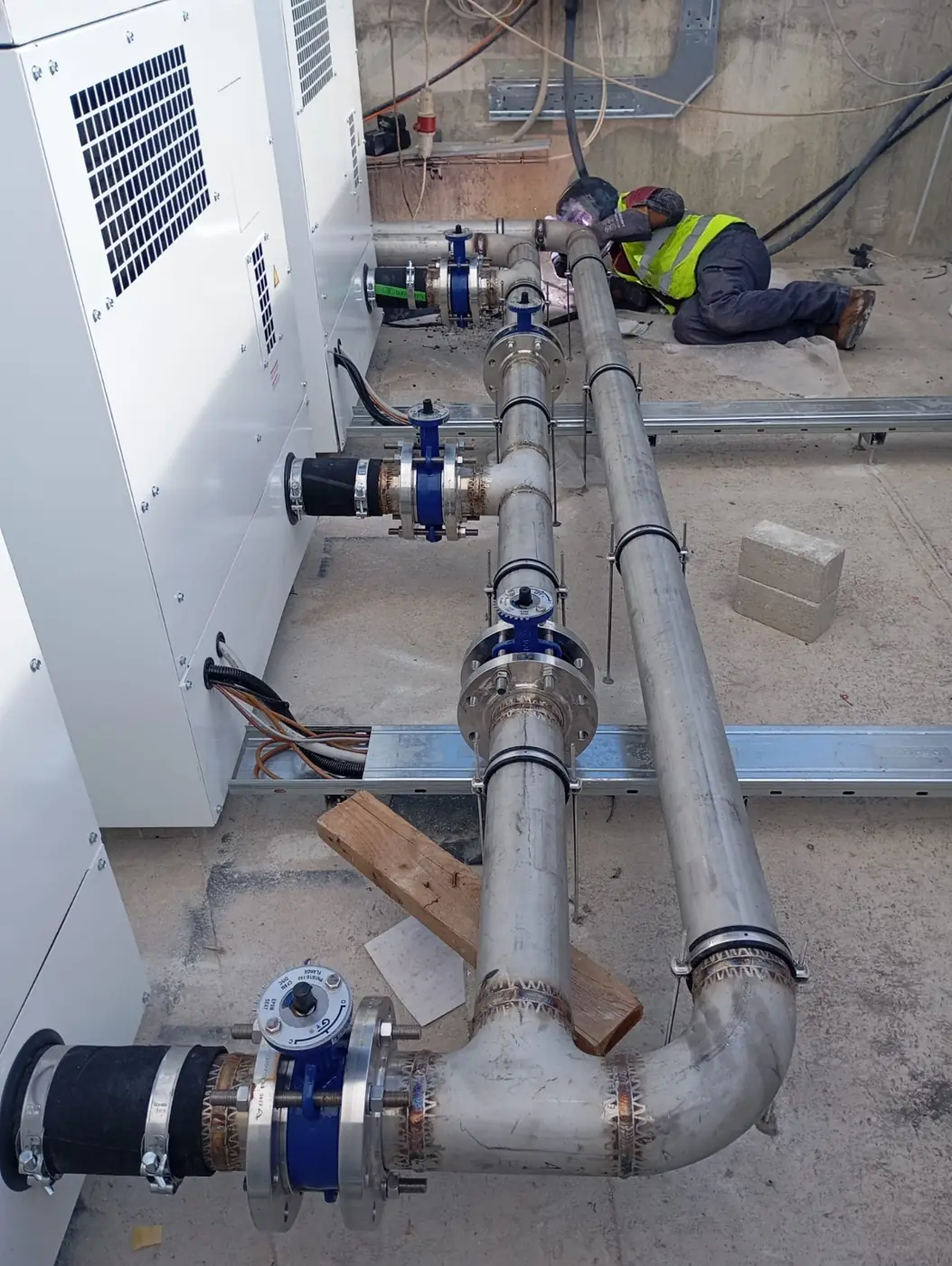 Tuyauteur ADUS soudant une tuyauterie inox sur site industriel